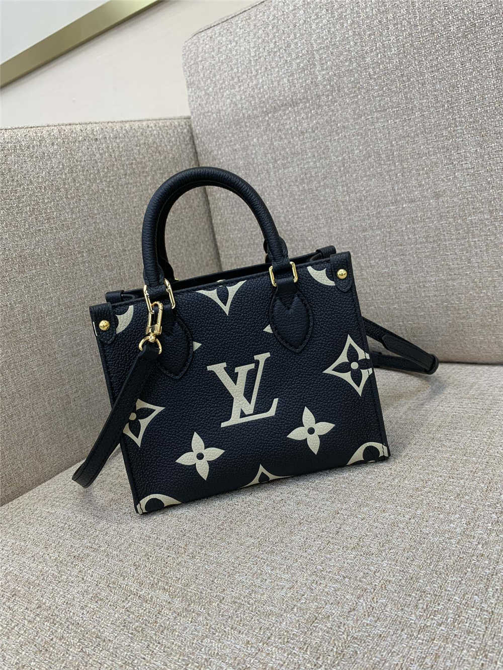 Louis Vuitton ONTHEGO BB  M47054  size：18x15x8.5cm 2025 new 